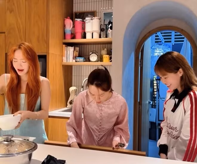 Mới đây, streamer Misthy khiến cộng đồng mạng xuýt xoa khi đăng tải đoạn clip khám phá căn bếp trong căn hộ cao cấp của Phạm Quỳnh Anh. Ảnh chụp màn hình