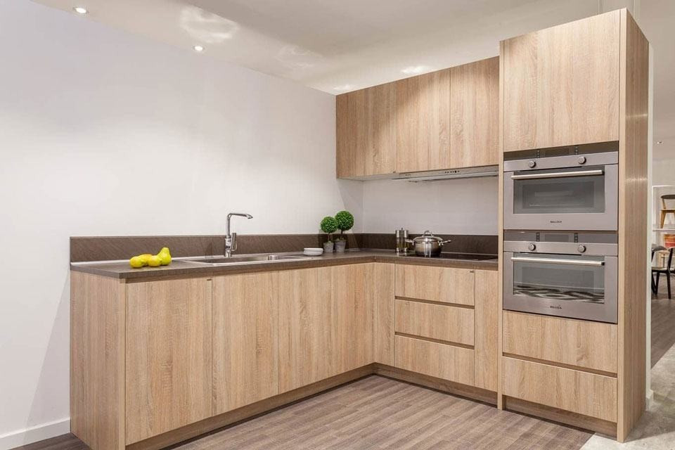 Thay vì tủ treo kín tường, hãy ưu tiên tủ thấp, tủ mở hoặc thiết kế xen kẽ các ngăn hở/kín để dễ quan sát và sử dụng. Với phần trên cùng ít dùng, có thể để đồ dự trữ, đồ theo mùa để nhà cửa gọn gàng hơn. Ảnh: Minh Long Home