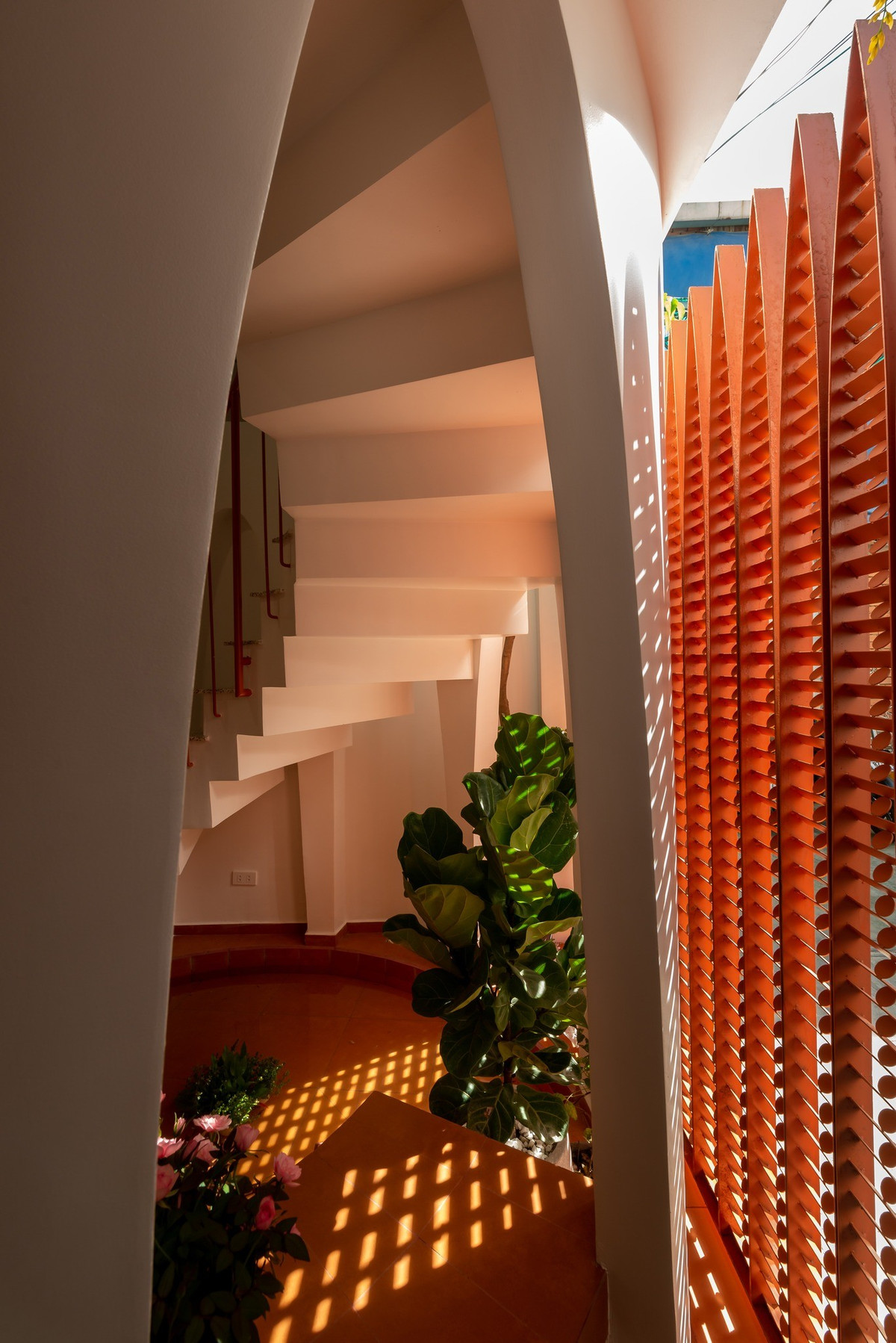 Phía sau nhà cũng có giếng trời nhỏ để khi các phòng mở hết cửa, sự thông thoáng 2 chiều đạt được tối ưu. Ảnh: Lon ton studio