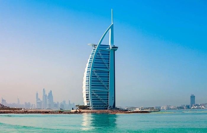 Thiết kế Burj Al Arab mô phỏng hình dáng cánh buồm dhow truyền thống của Ả Rập, tượng trưng cho khát vọng vươn tầm của thành phố xa hoa Dubai. Ảnh: Britannica