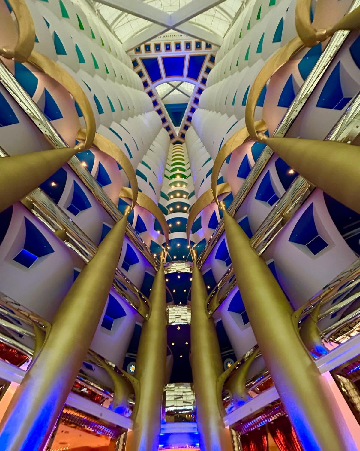 Sảnh trung tâm có khoảng thông tầng cao gần 180 m, tạo hiệu ứng thị giác ấn tượng. Ảnh: Ken Ross Photography