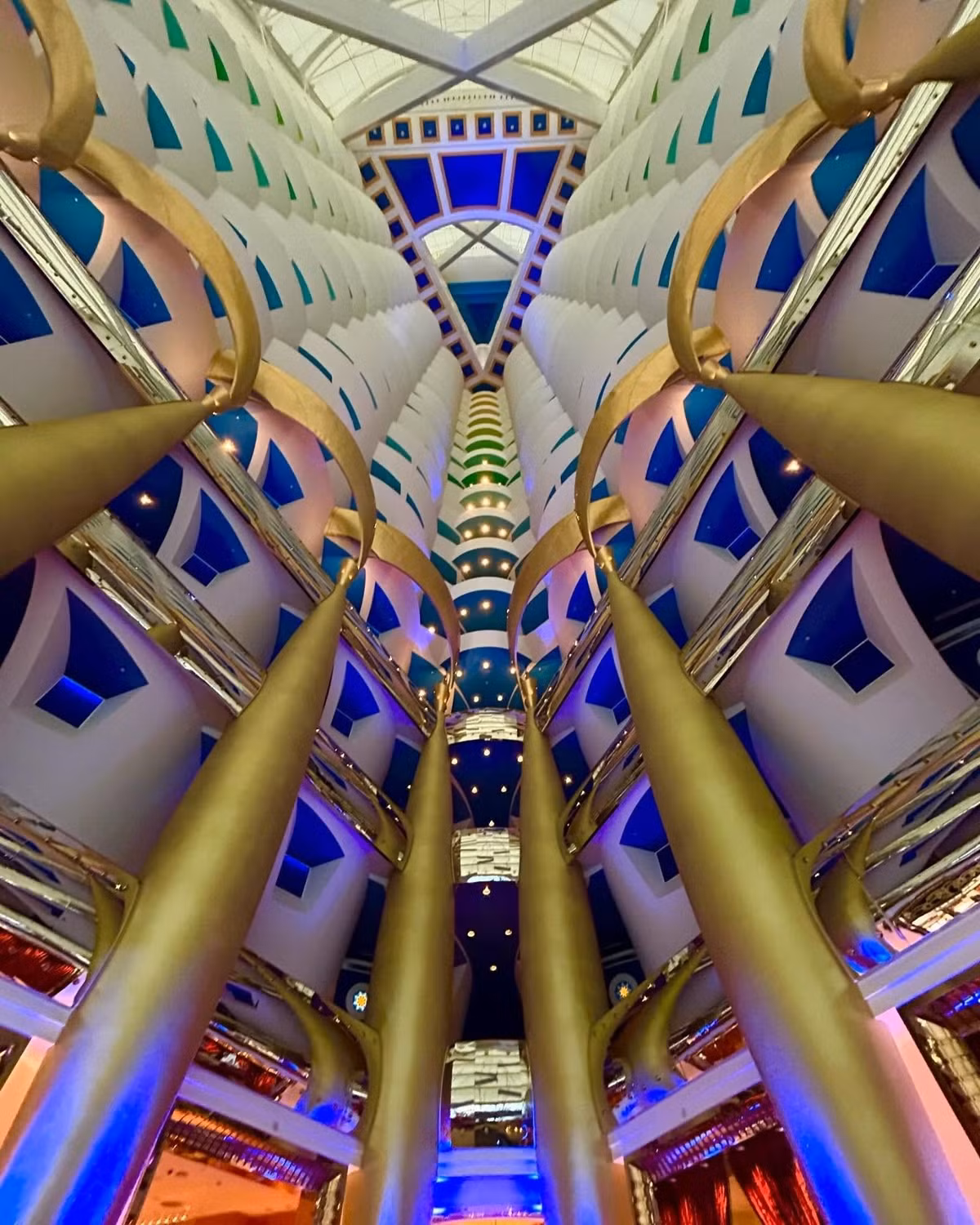 Sảnh trung tâm có khoảng thông tầng cao gần 180 m, tạo hiệu ứng thị giác ấn tượng. Ảnh: Ken Ross Photography