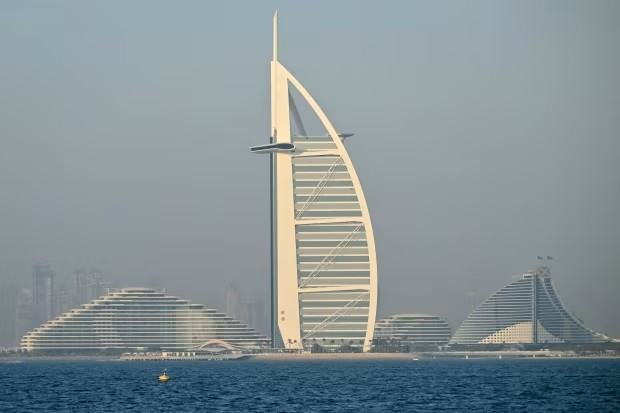 Tọa lạc tại hòn đảo nhân tạo gần bãi biển Jumeirah, thành phố Dubai, khách sạn Burj Al Arab có tổng chi phí xây dựng lên tới 1,6 tỷ USD. Ảnh: Getty Image