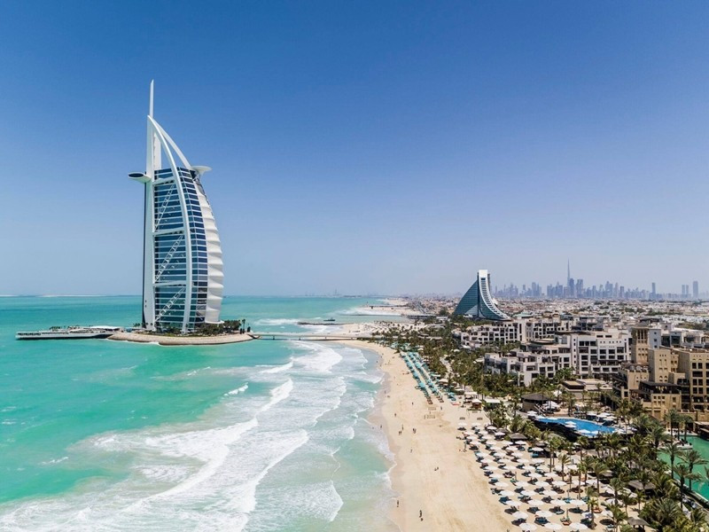Khai trương vào tháng 12/1999, khách sạn Burj Al Arab gồm 60 tầng, cao khoảng 321 m so với mặt nước vịnh Ả Rập. Ảnh: Jumeirah Hotels &amp; Resorts