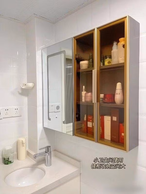 Tủ gương trong phòng tắm tích hợp kệ để đồ vệ sinh. Ảnh: Sohu