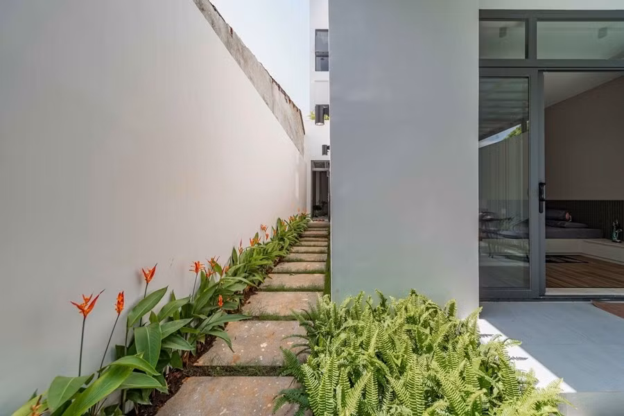 Mảng xanh xen kẽ không chỉ tăng thêm giá trị thẩm mỹ mà còn là nơi thư giãn, hít thở không khí trong lành. Ảnh: 3A Design