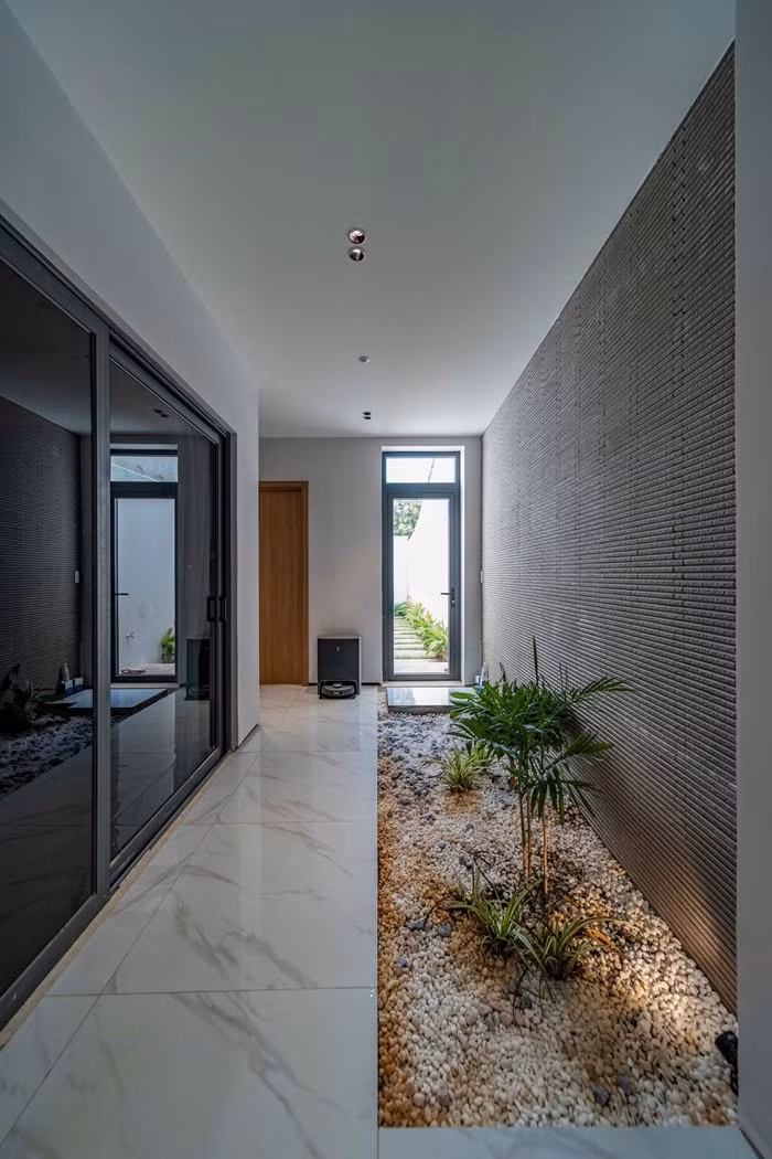 Khu vực sân vườn phía sau nhỏ nhưng là điểm nhấn quan trọng. Ảnh: 3A Design