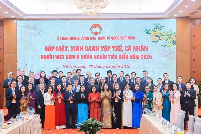 Bà Bùi Thị Minh Hoài, Ủy viên Bộ Chính trị, Bí thư Trung ương Đảng, Bí thư Đảng ủy Mặt trận Tổ quốc, các đoàn thể Trung ương, Chủ tịch Ủy ban Trung ương Mặt trận Tổ quốc Việt Nam chụp ảnh lưu niệm cùng kiều bào tại cuộc gặp mặt, vinh danh tập thể, cá nhân người Việt Nam ở nước ngoài tiêu biểu năm 2025
