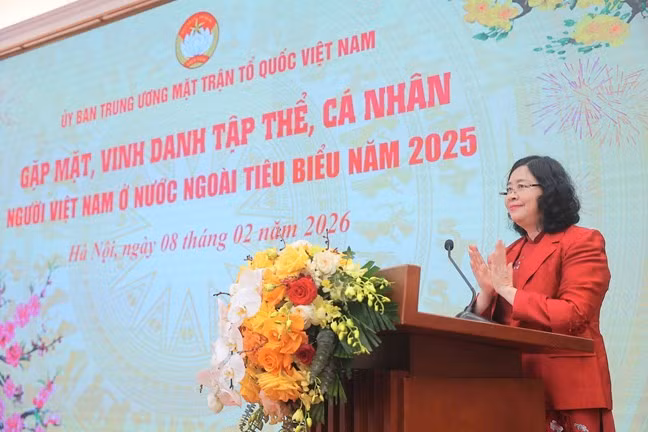 Bà Bùi Thị Minh Hoài, Ủy viên Bộ Chính trị, Bí thư Trung ương Đảng, Bí thư Đảng ủy Mặt trận Tổ quốc, các đoàn thể Trung ương, Chủ tịch Ủy ban Trung ương Mặt trận Tổ quốc Việt Nam