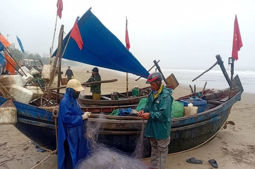 Sau Tết Nguyên đán, tại các cảng cá, bờ biển trên địa bàn tỉnh Thanh Hóa, nhiều ngư dân tấp nập ra khơi đánh bắt hải sản. Ảnh: TTXVN