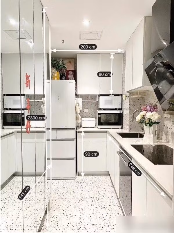 Khu bếp nhỏ hình chữ L đầy đủ tiện nghi. Ảnh: Rebecca Becky