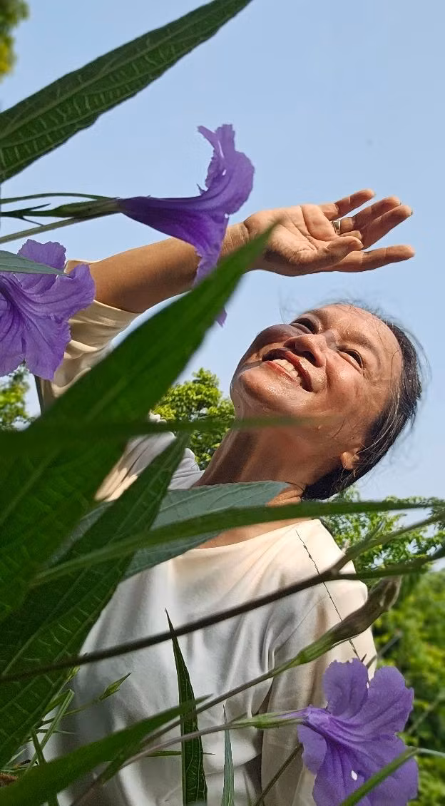 Một bụi hoa chiều tím cũng đủ khiến nữ nghệ sĩ thấy như cả một "thu tím". Ảnh: FB Oanh Le Tu