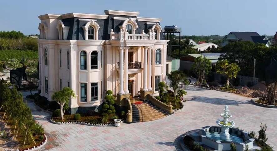 Dinh thự mang phong cách tân cổ điển, mang hơi hướng hoàng gia châu Âu. Ảnh: Chụp màn hình