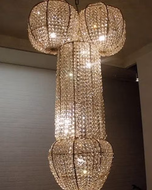 Chiếc đèn chùm khiến khách đến chơi phải "ngượng chín mặt". Ảnh: DM