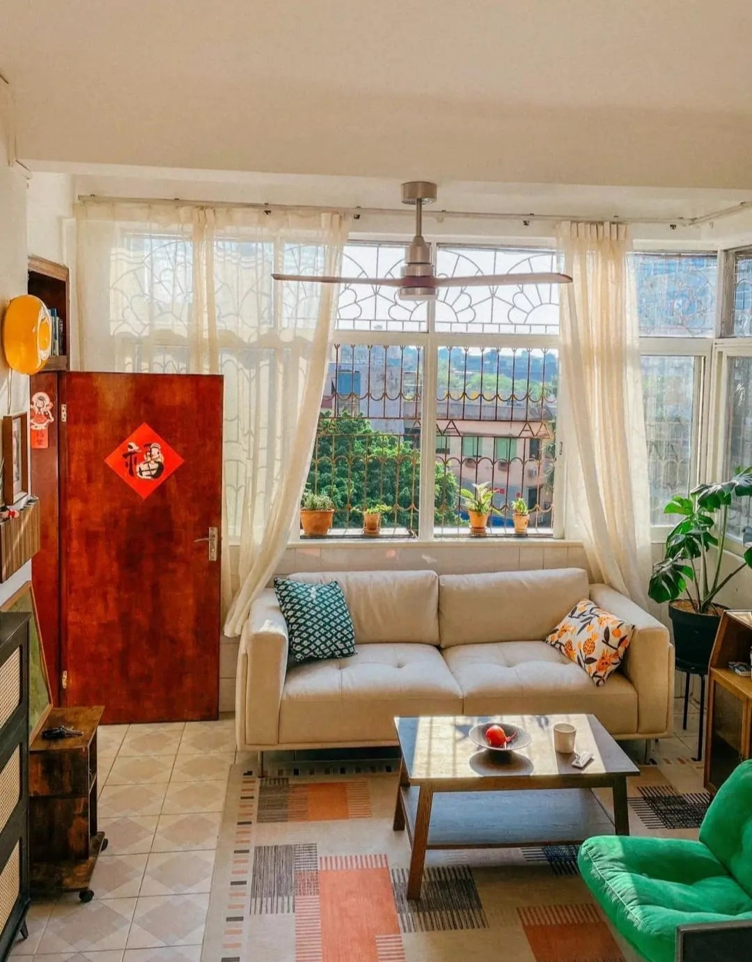 Phòng khách nhỏ gọn, nền nhà lát gạch sáng màu, sofa 2 chỗ màu kem. Ảnh: Toutiao