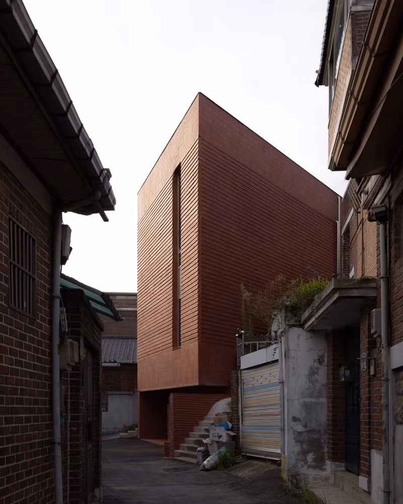 Yêu cầu của chủ nhân là tạo một không gian biệt lập, phục vụ cho công việc sáng tạo, ưu tiên sự tập trung và yên tĩnh. Do đó, kiến trúc sư triển khai ý tưởng "xếp lớp không gian" (layering). Ảnh: Joel Moritz