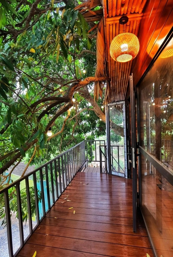 Hành lang rộng 8m2 được lát gỗ nhựa. Ảnh: Znews