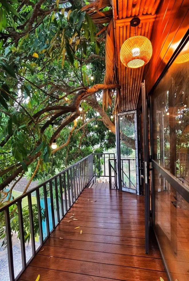 Hành lang rộng 8m2 được lát gỗ nhựa. Ảnh: Znews