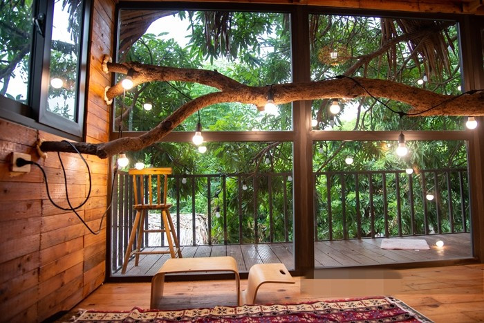 Ngăn cách hành lang với không gian bên trong là hệ thống cửa kính. Ảnh; Dân Việt