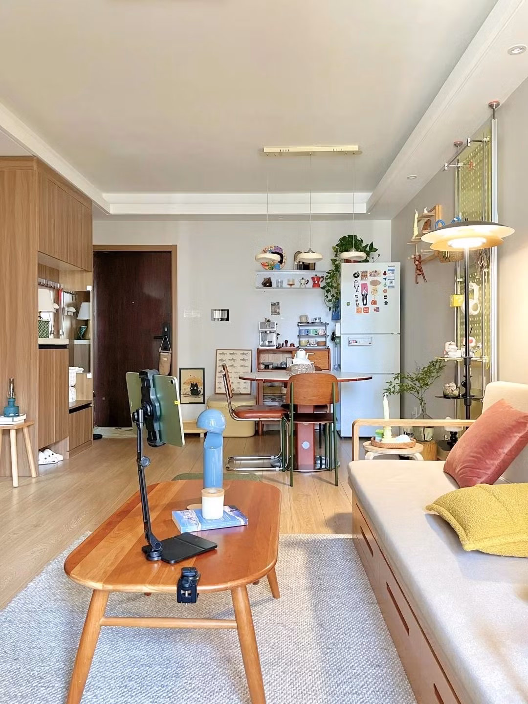 Li Baisui (cô gái 34 tuổi, Bắc Kinh) đang gây sốt mạng xã hội Trung Quốc bởi sở hữu căn hộ cũ 45m² gọn gàng và thoải mái đến mức ai nhìn cũng muốn học theo. Ảnh: Toutiao