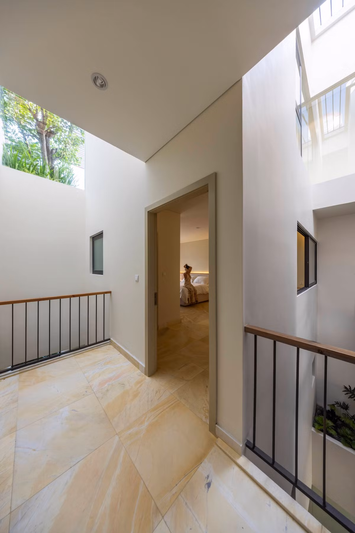 Trung tâm của hệ sinh thái ấy là giếng trời kết nối thẳng từ mái xuống các tầng dưới. Ảnh: Oki Hiroyuki