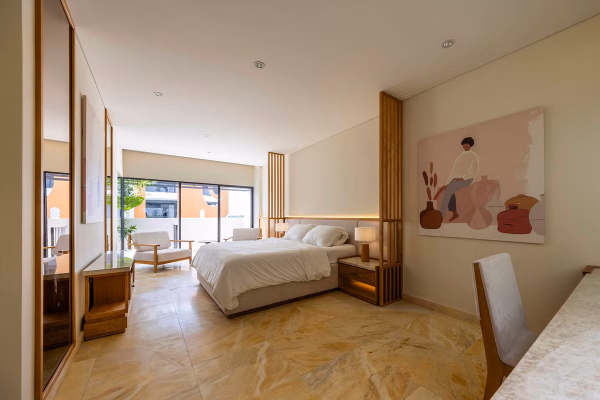 Từ tầng 3, không gian chuyển mình mềm mại với hai căn hộ biệt lập cùng khu vực sinh hoạt chung. Những tầng trên cùng là khu vực nghỉ ngơi được bố trí như những khoảng lặng để thư giãn, tận hưởng sự riêng tư. Ảnh: Oki Hiroyuki