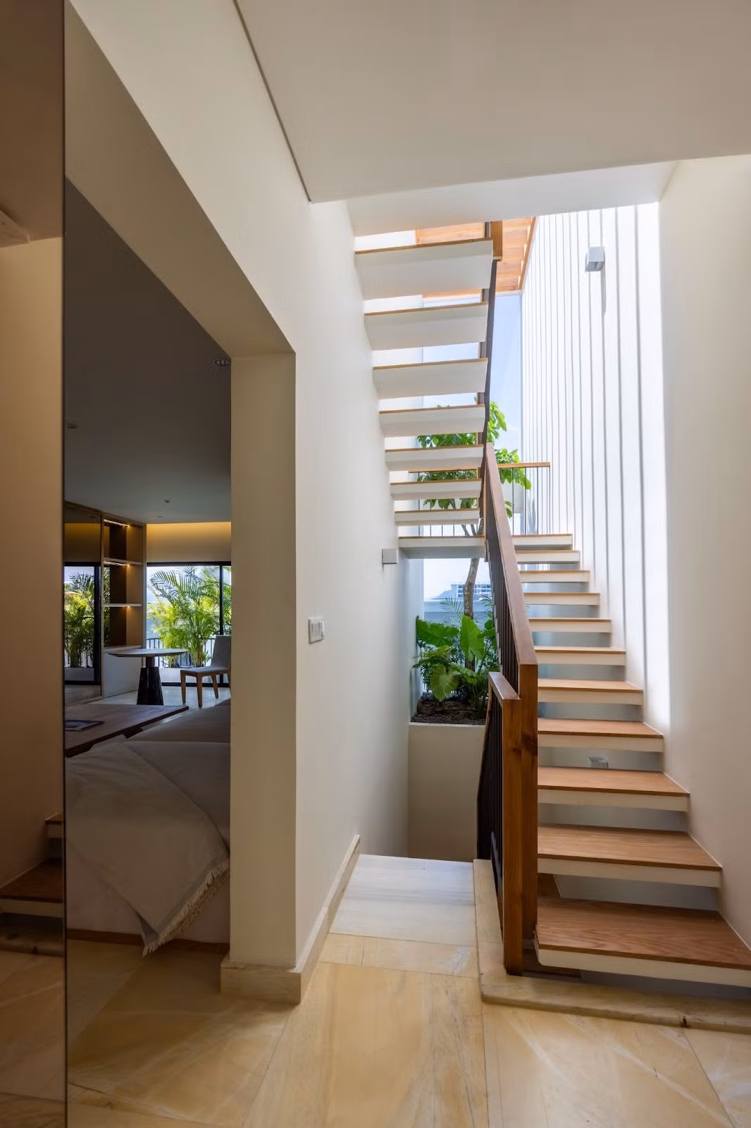 Cầu thang bộ được bố trí theo ba hướng, ánh sáng ngập tràn. Ảnh: Oki Hiroyuki