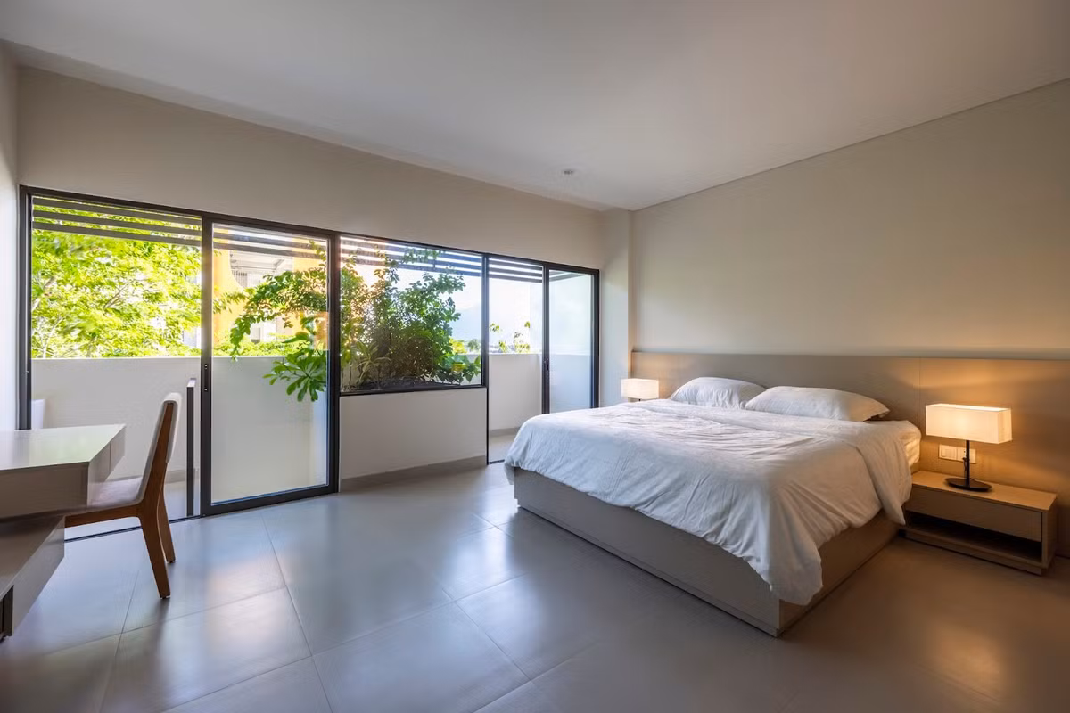 Phòng ngủ ngập tràn ánh sáng có ban công hướng ra khoảng xanh. Ảnh: Oki Hiroyuki