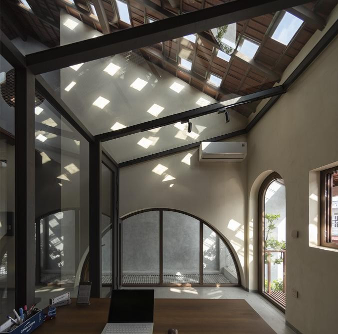 Thiết kế mái mở của tầng gác tạo các ô ánh sáng tự nhiên, mang đến sự thú vị và thoáng đãng. Ảnh: Quang Trần