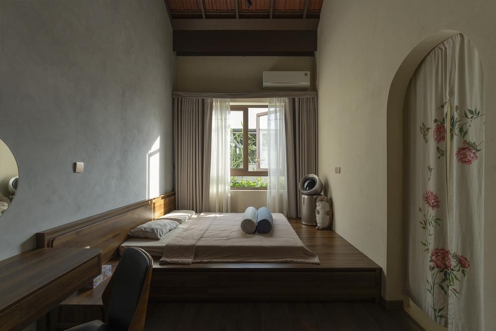 Phòng ngủ thiết kế tối giản, ưu tiên chức năng và sự thoáng đãng cho không gian nghỉ ngơi. Ảnh: Quang Trần