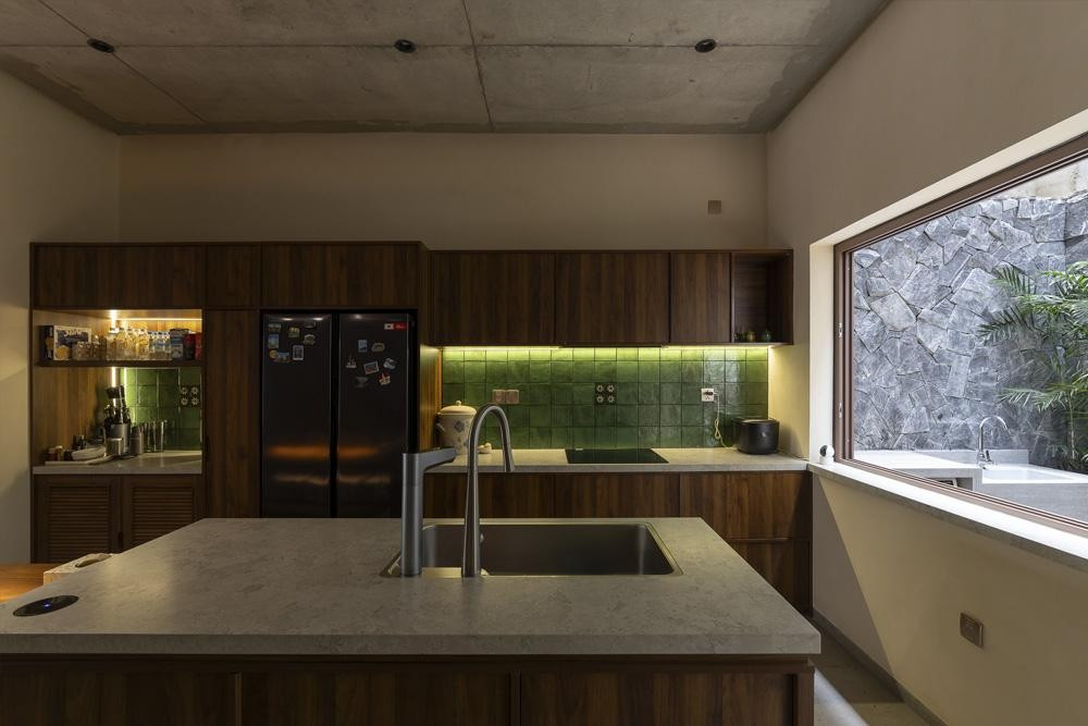 Gạch men xanh vừa trang trí vừa tạo cảm giác tươi mát cho không gian bếp. Ảnh: Quang Trần