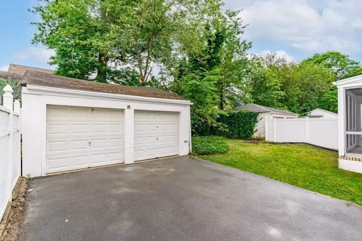 Garage đủ chỗ cho hai chiếc ô tô. Ảnh: Brendan DaSilva