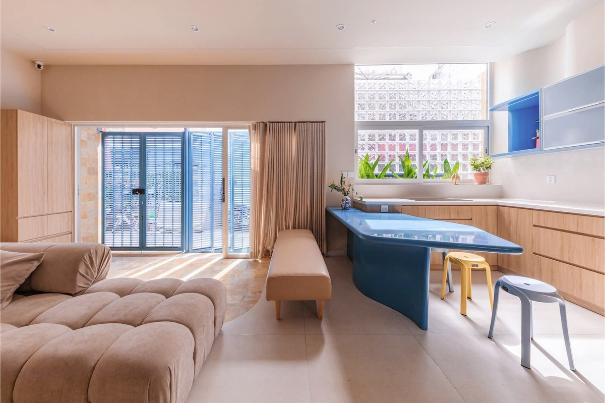 Bề mặt uốn cong và hệ tủ – bàn liền khối theo ngôn ngữ gấp – mở, tạo ra sự liên tục giữa các tầng. Ảnh: Minh Quốc Bùi