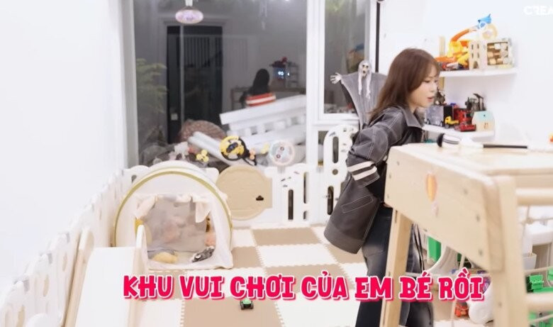 Một khoảng không gian rộng rãi dành riêng làm khu vui chơi cho quý tử nhà Minh Hằng. Ảnh chụp màn hình