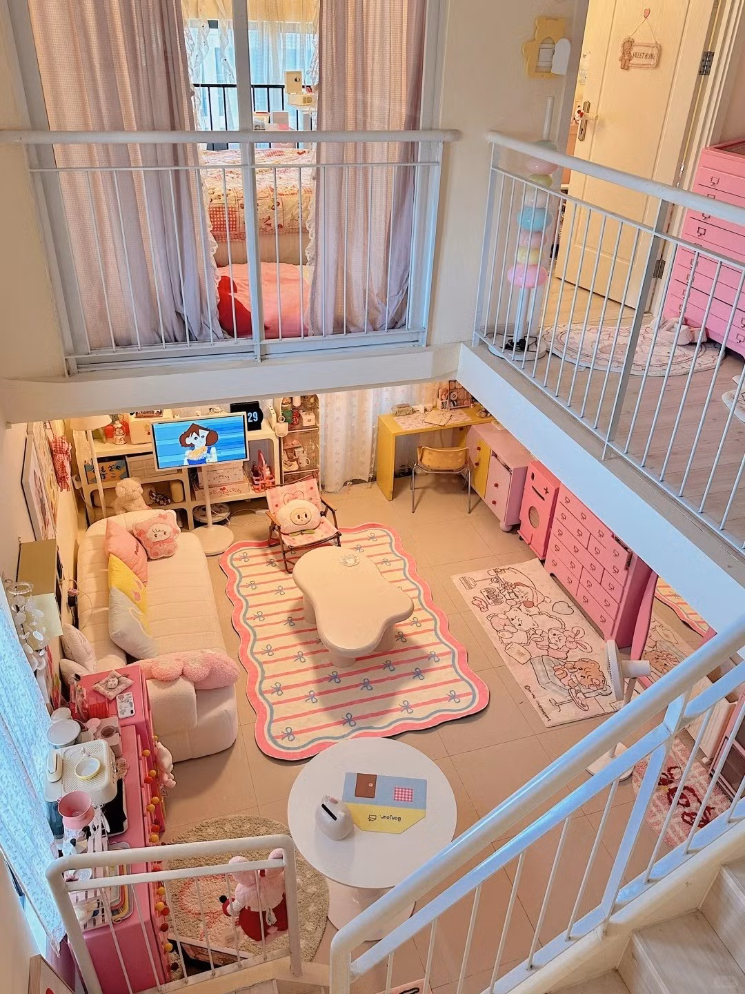 Toàn bộ tường nhà được phủ màu vàng sữa nhạt, vừa ấm áp vừa dễ chịu. Phòng khách trở thành điểm nhấn với nội thất xinh xắn, kết hợp hài hòa giữa gam hồng và trắng, tạo nên tổng thể ngọt ngào. Ảnh chụp màn hình