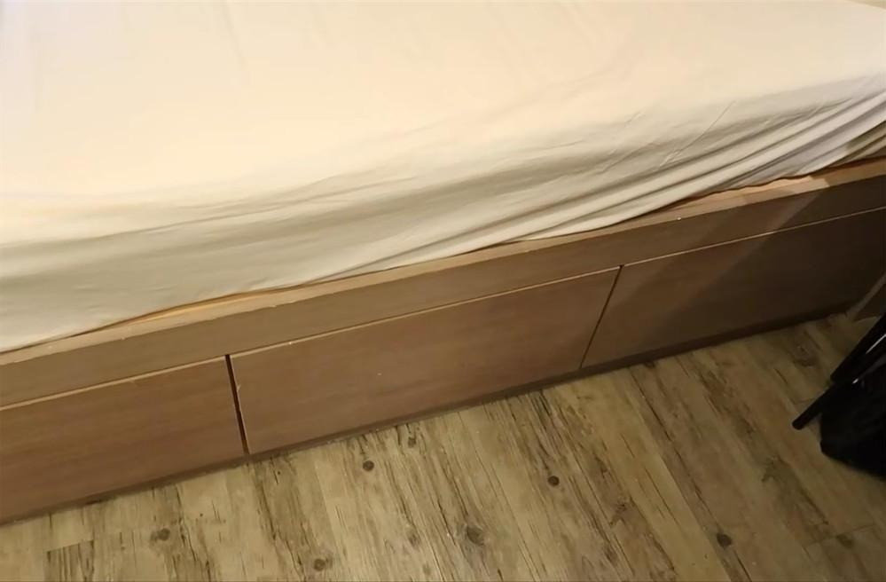 Bên dưới giường ngủ thiết kế ba hộc tủ lớn, tiện cất chăn ga gối hay quần áo trái mùa. Ảnh: Toutiao