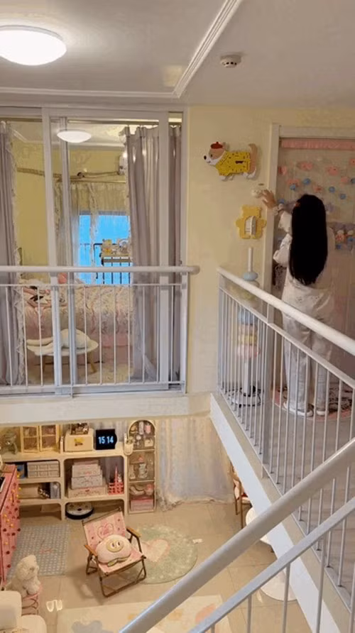 Tầng 2 là khu vực nghỉ ngơi, gồm phòng ngủ chính và phòng ngủ phụ. Phòng ngủ chính trung thành với tông hồng ngọt ngào. Ảnh chụp màn hình