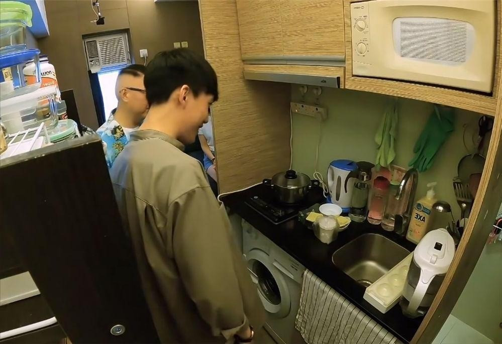 Do diện tích hạn chế, khu bếp được thiết kế theo dạng mở, đầy đủ tiện nghi cơ bản cho sinh hoạt hằng ngày. Ảnh: Toutiao