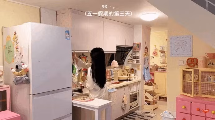 Khu bếp nối liền phòng khách, có đầy đủ thiết bị nấu nướng và hệ tủ bếp tiện lợi. Ảnh chụp màn hình