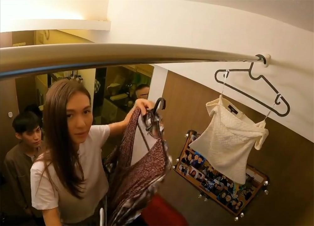 Để không gian gọn gàng, vợ chồng trẻ tận dụng triệt để các giải pháp lưu trữ. Trong đó, tủ quần áo kịch trần được chia ngăn khoa học để treo và gấp đồ ngăn nắp. Ảnh: Toutiao