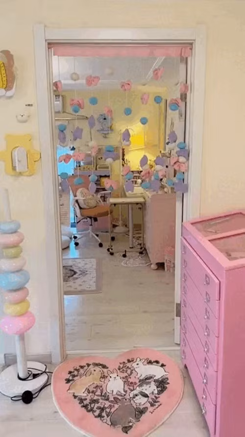 Nữ chủ nhân khéo léo tận dụng một góc nhỏ trong phòng để đặt bộ bàn ghế, vừa là nơi làm việc, vừa tiện trang điểm. Ảnh chụp màn hình