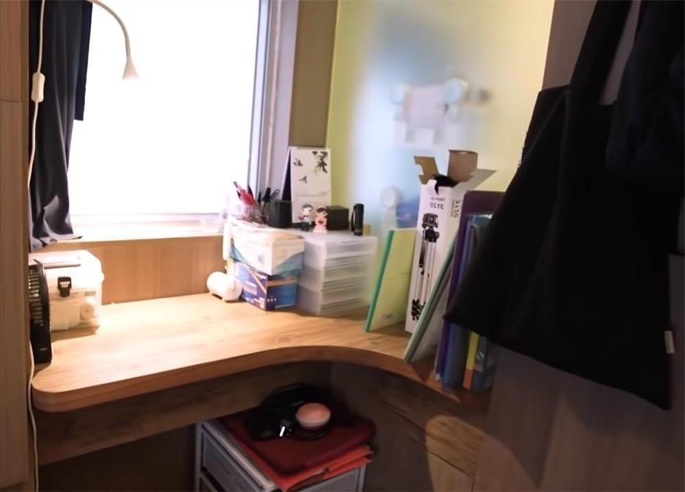 Ba mặt của căn hộ đều có cửa sổ, nên ở góc sáng nhất, cặp vợ chồng đặt một chiếc bàn cong nhỏ vừa là góc trang điểm, vừa kiêm nơi làm việc. Ảnh: Toutiao