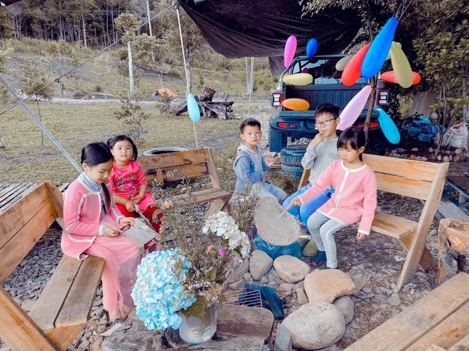 Các con của Lý Hải - Minh Hà thích về quê hơn ở thành thị vì được tự do chạy nhảy, chơi đùa. Ảnh: FBNV &gt;&gt;&gt; Mời độc giả xem video: Hà Nội kiểm tra hơn 1.000 căn biệt thự cũ. Nguồn: VTV24