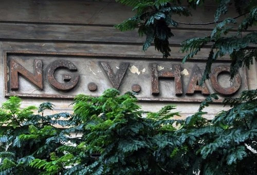 Logo NG.V.HAO đắp nổi trên mặt tiền thu hút sự chú ý của người qua đường. Ảnh: Dân Việt
