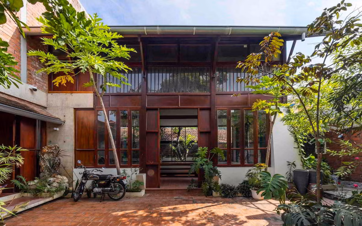 Sân trước nhà ngập nắng và cây xanh. Ảnh: Hiroyuki Oki