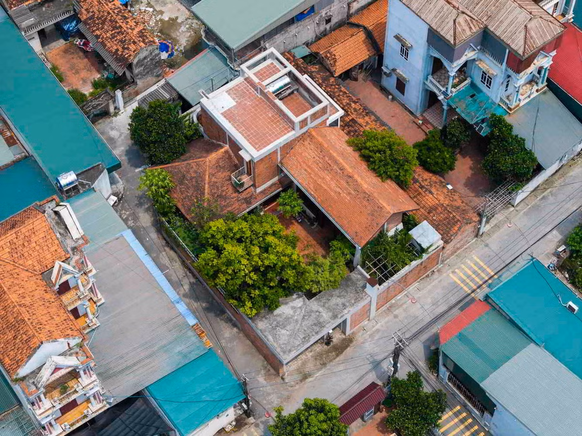 Tọa lạc tại một ngôi làng thuộc xã Bình Tuyền (tỉnh Phú Thọ), ngôi nhà nằm giữa khung cảnh nông nghiệp vẫn giữ được những nét đặc trưng của vùng nông thôn Bắc Bộ. Ảnh: Hiroyuki Oki