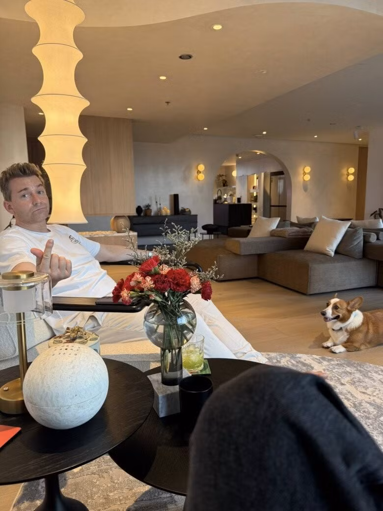 Không gian hiện đại, sinh động nhờ cách đặt bình hoa và nhiều vật trang trí tinh tế. Ảnh: FBNV