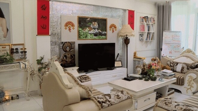 Phòng khách nổi bật với bộ sofa bọc vải họa tiết cổ điển. Ảnh: FBNV