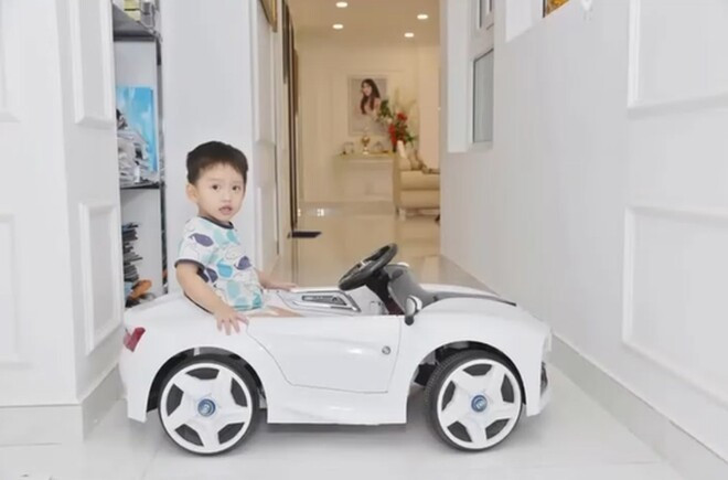 Hành lang chạy dọc căn hộ thoáng đãng. Ảnh: FBNV