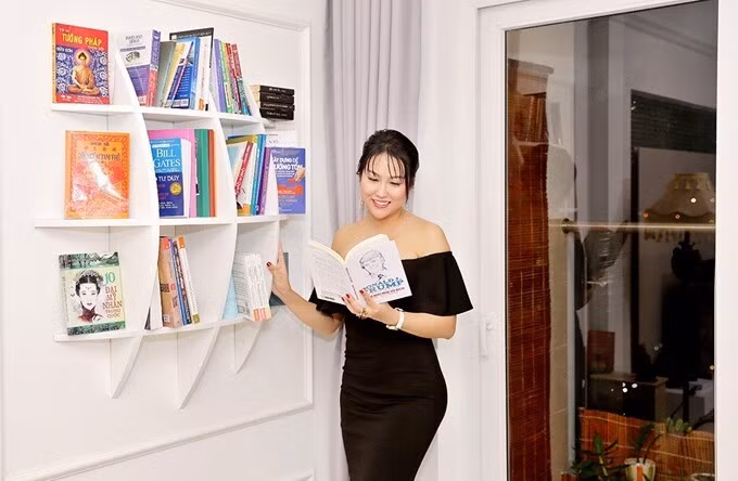 Kệ sách có thiết kế khung tròn độc đáo. Ảnh: FBNV